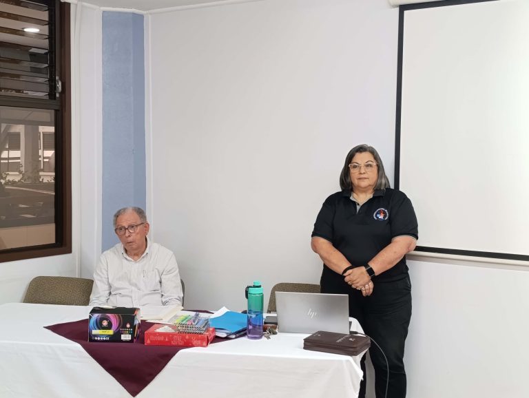 Coordinador y colaboradora
